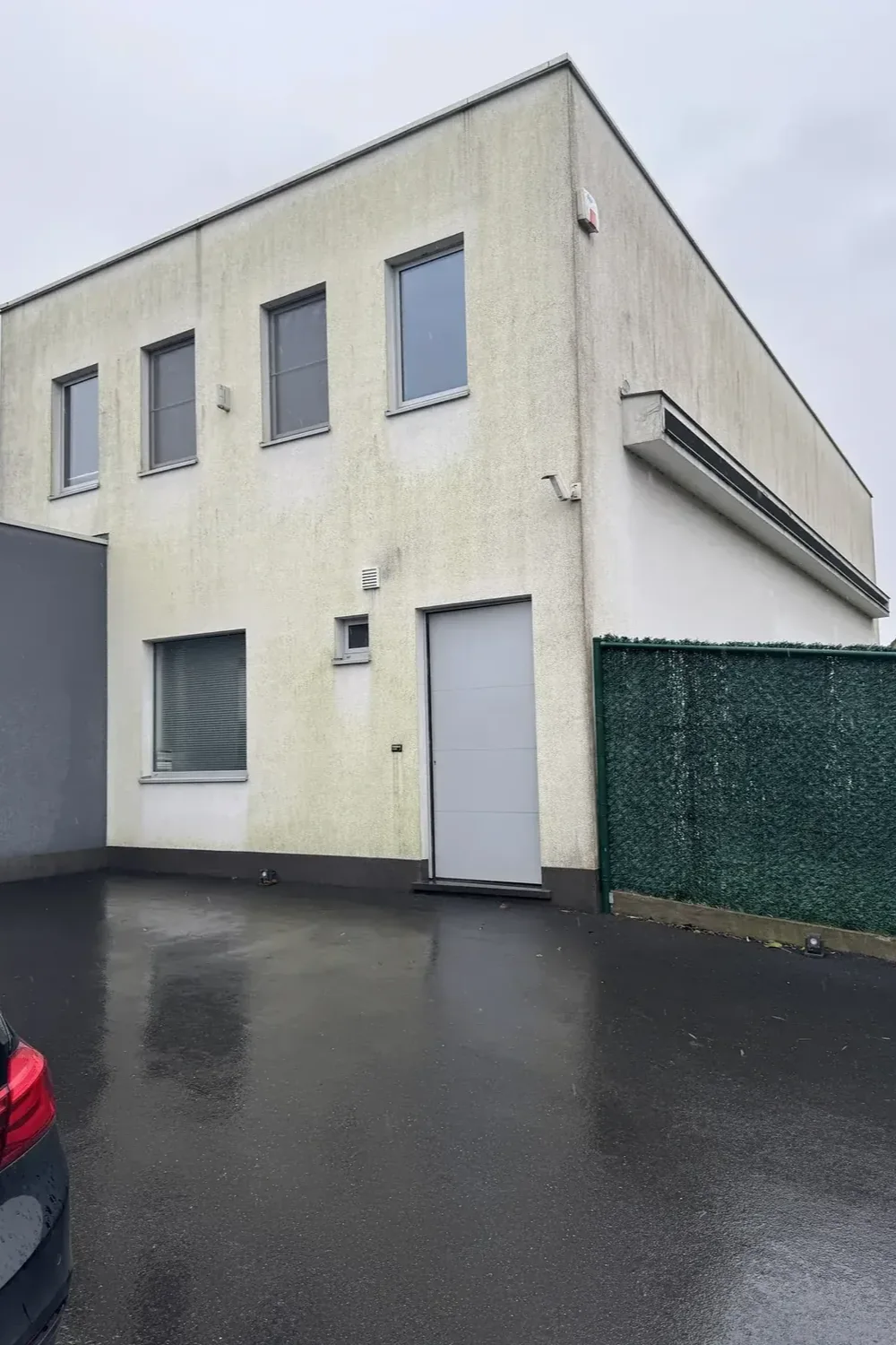 Dezelfde kubuswoning voor de reiniging, met aanslag op de crepi