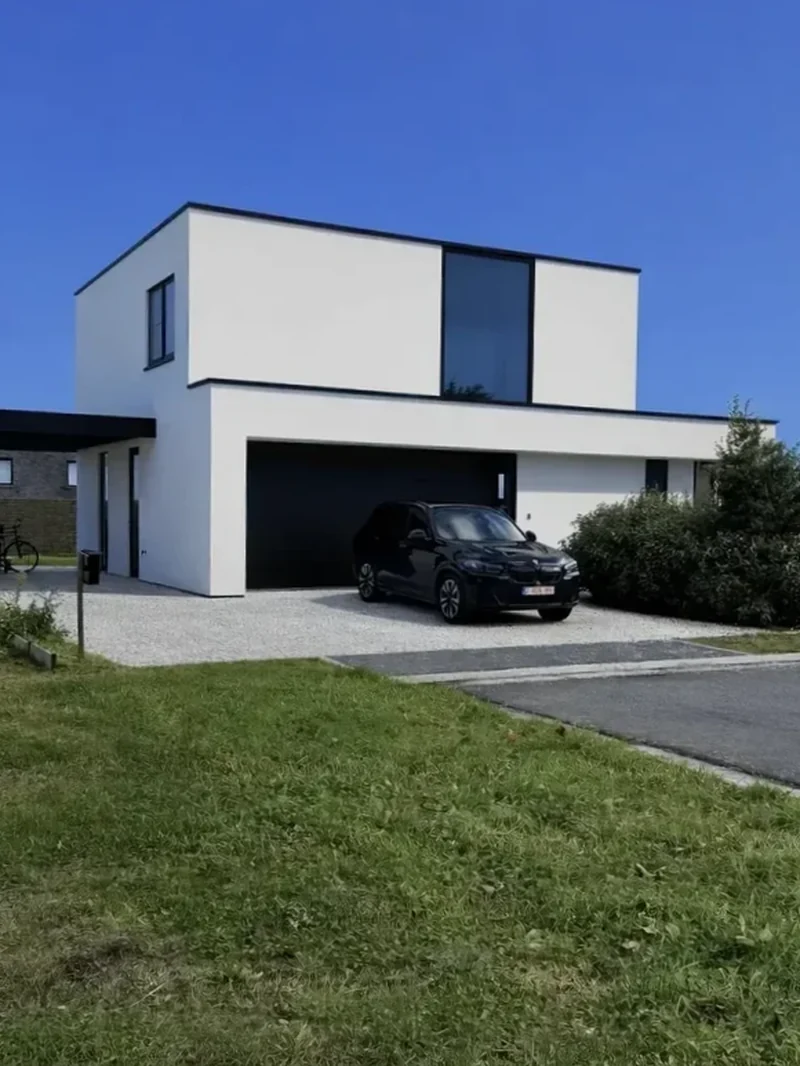 Witte crepi villa de reiniging