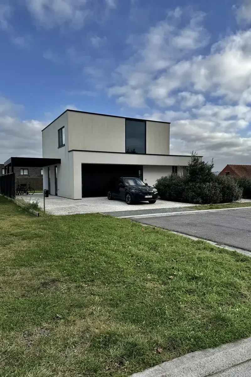 Witte crepi villa voor reiniging groene aanslag verkleuring