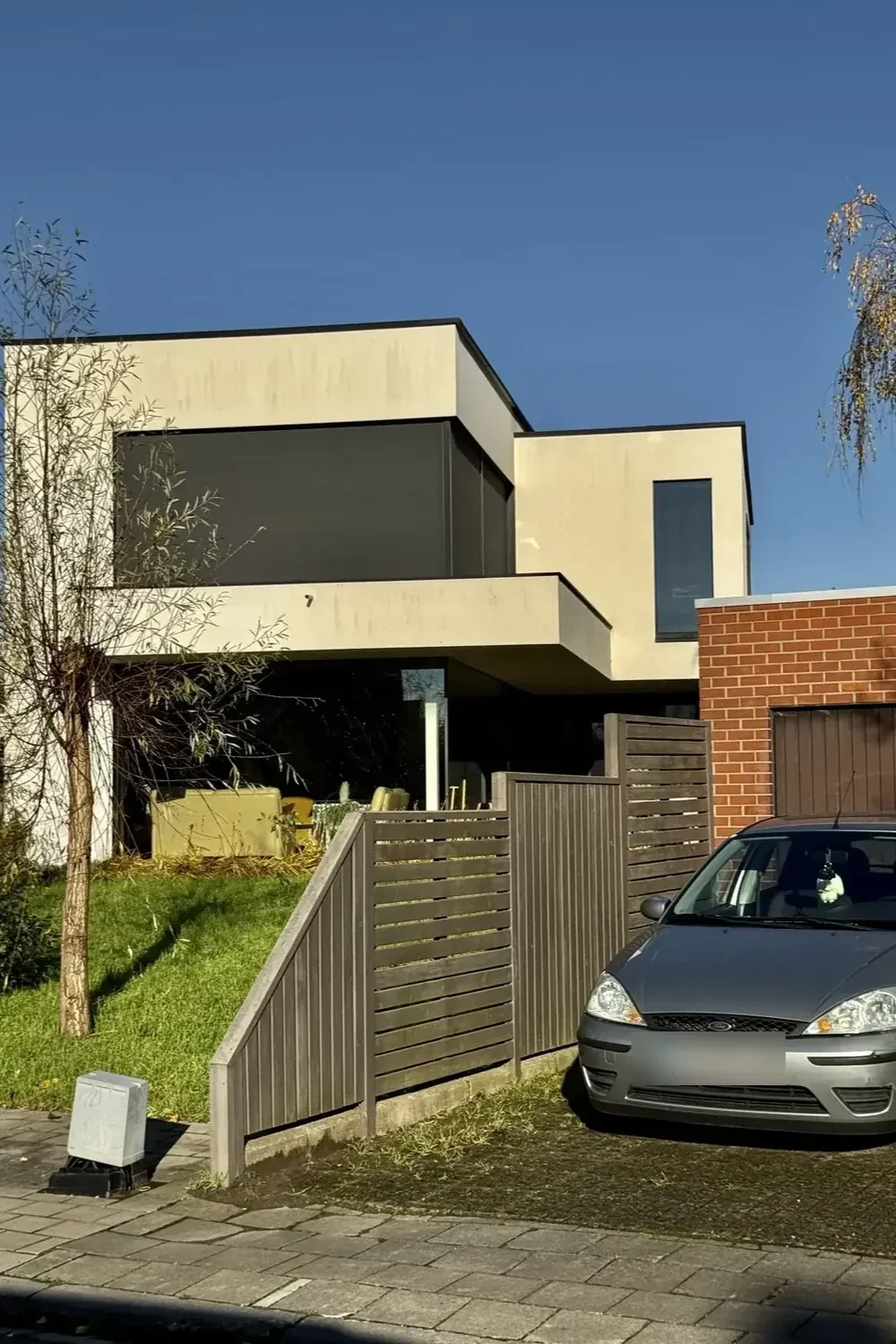 Dezelfde woning met groene aanslag over de crepi