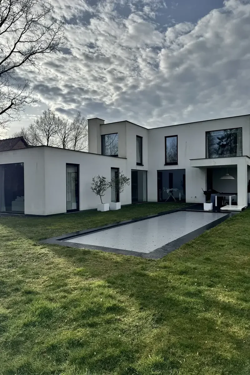 Dezelfde woning voor de reiniging, met aanslag op de crepi