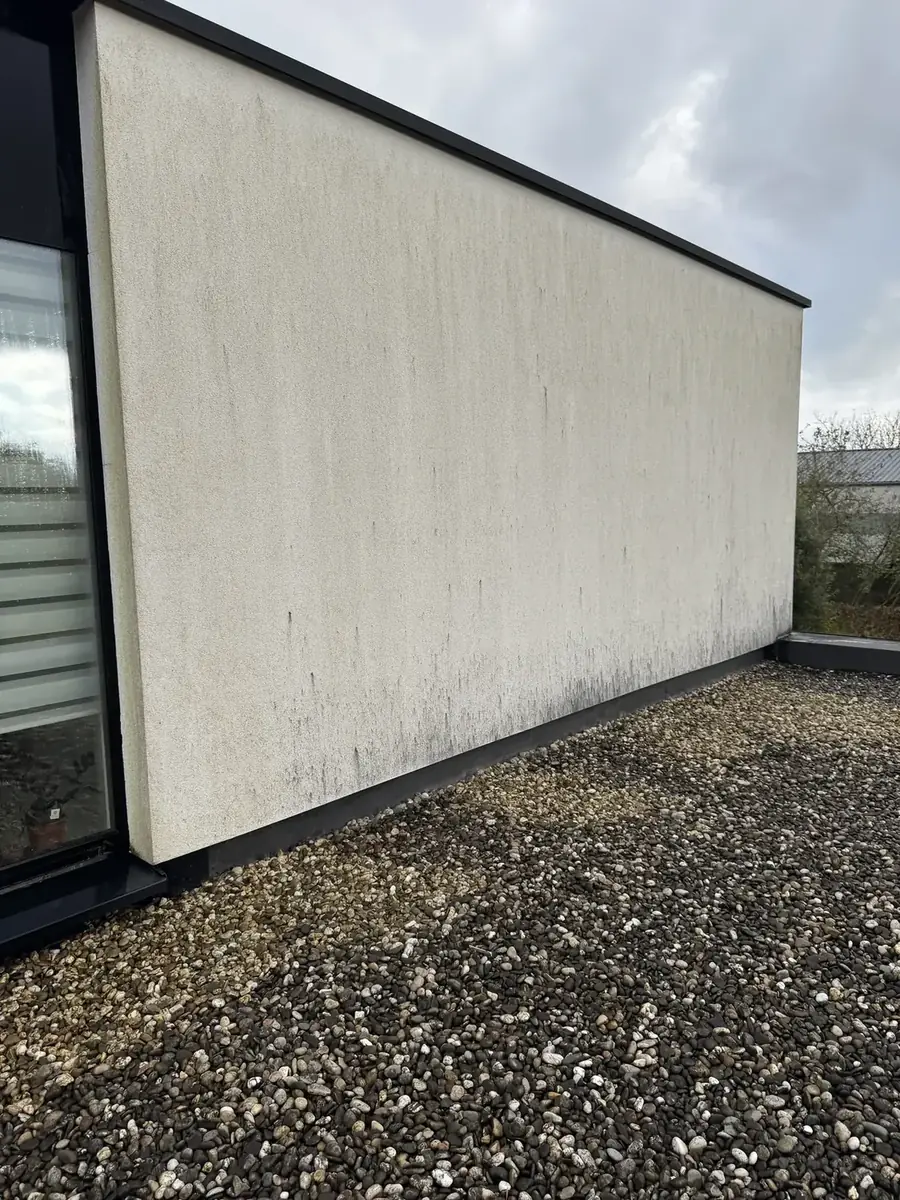 Crepigevel met grijze aanslag voor de reiniging