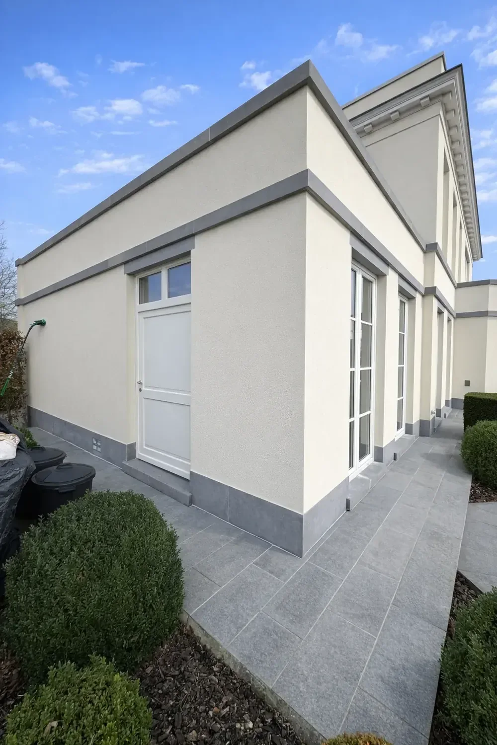 Villa met crèmekleurige crepi na de reiniging