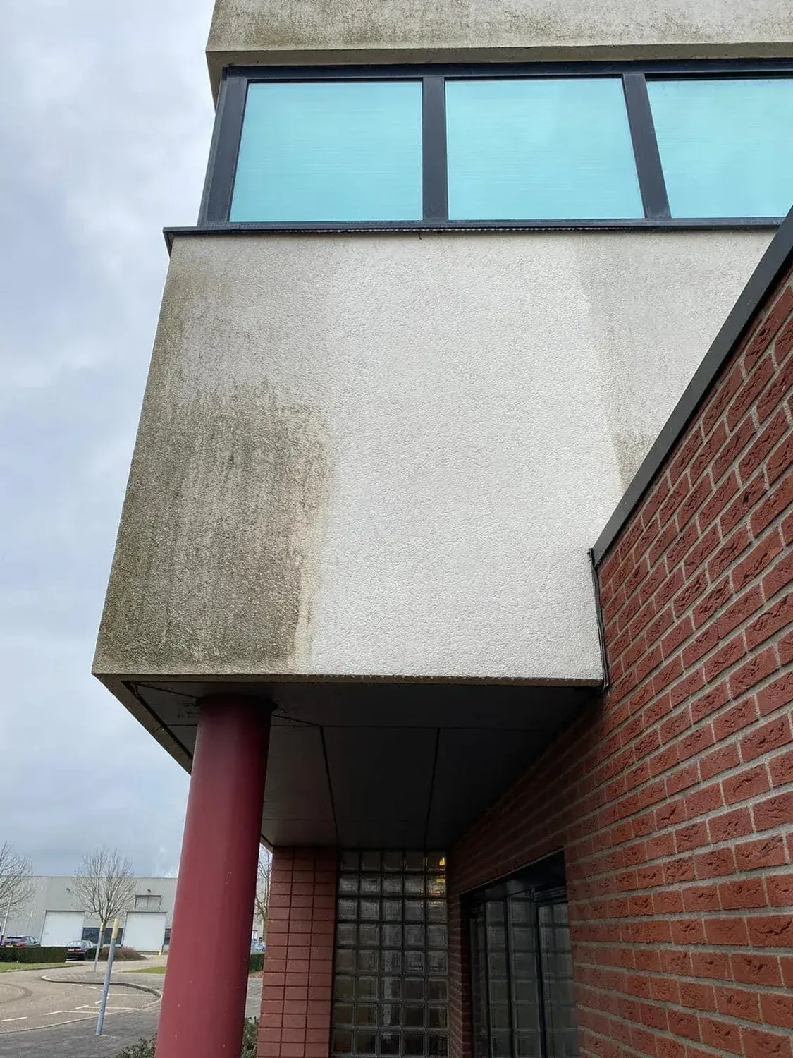 Crepi gevel tijdens de behandeling met opgezet reinigingsproduct