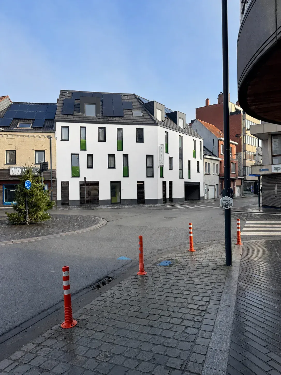 Groot studentenpand met gereinigde crepigevel