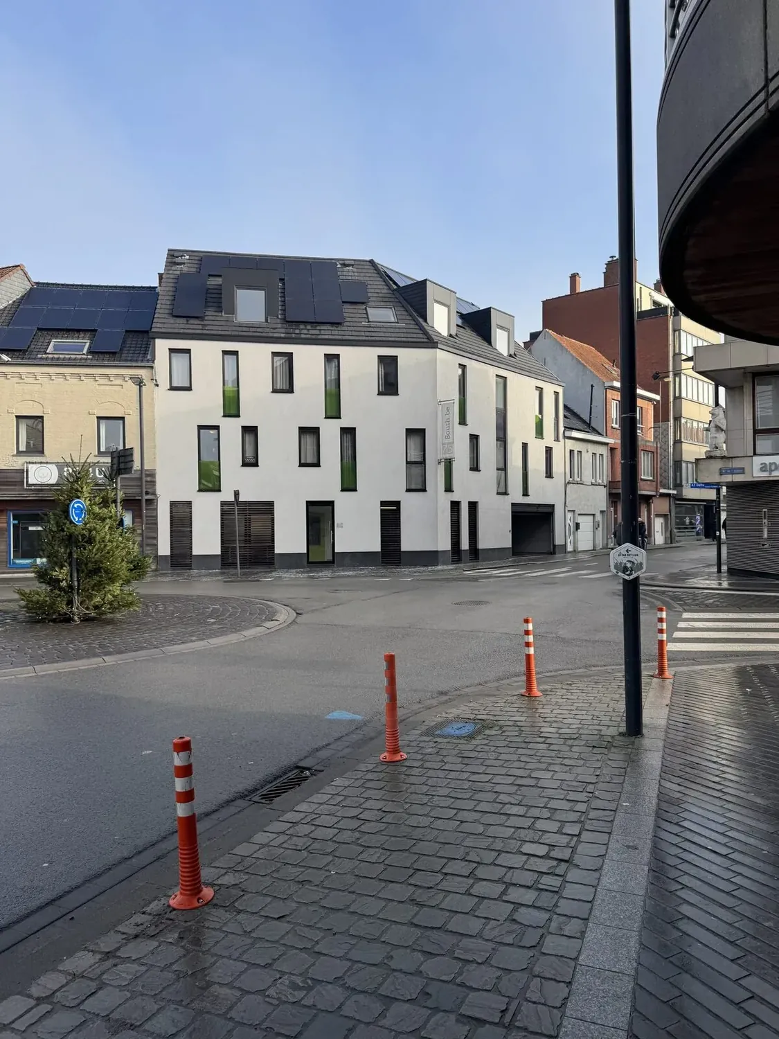 Hetzelfde pand voor de reiniging, met aanslag op de crepi