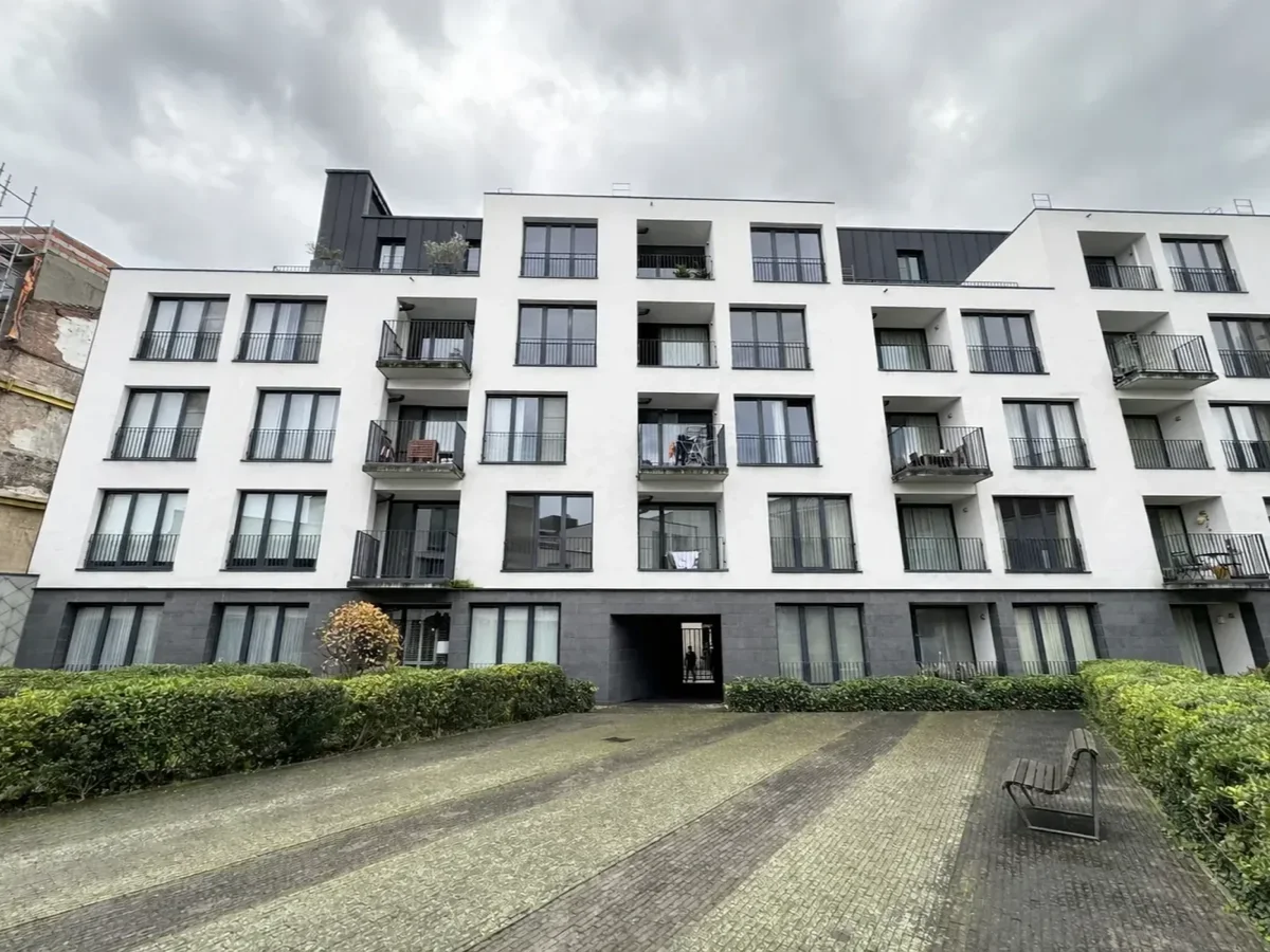 Hetzelfde appartementsgebouw na de reiniging