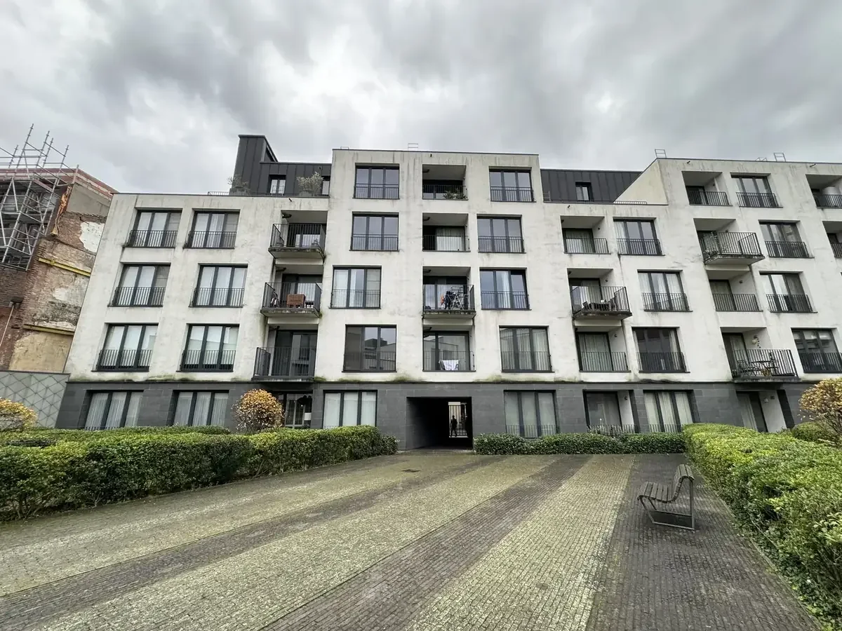 Appartementsgebouw met vervuilde crepigevels, voor de reiniging