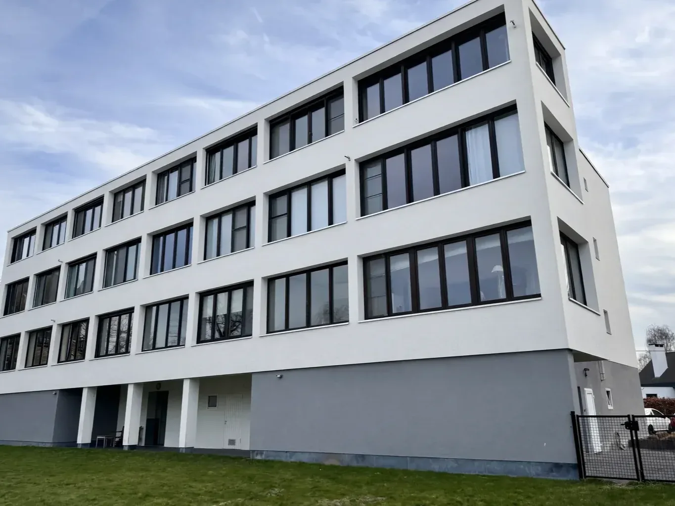 Appartementsgebouw van vier bouwlagen na het reinigen van de crepi